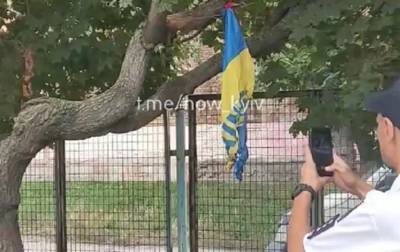 В Киеве подростки подожгли флаг Украины