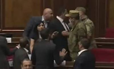 Опубликовано видео крупной драки в парламенте Армении