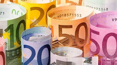 Курс евро 25 августа снижается к доллару на статистике из Германии