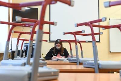 В российском регионе решили раздать учителям по 10 тысяч рублей