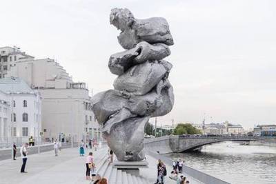 Как скульптура Урса Фишера "Большая глина № 4" рассорила Москву: реакция звезд и сети