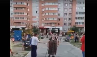 В Тюмени бабушка напала на организаторов концерта во дворе