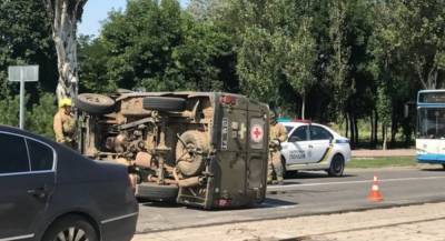 ДТП в Мариуполе: перевернулся автомобиль военных медиков