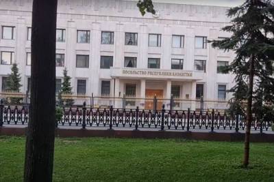 Нацболы обклеили посольство Казахстана в Москве плакатами с «русофобами»