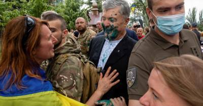 У Зеленского назвали "неистовой фобией" обвинения облитого зеленкой Порошенко (видео)