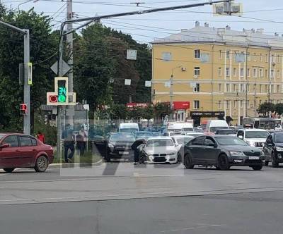 Из-за аварии в центре Смоленска образовалась двухкилометровая пробка