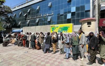 В Кабуле возобновляют работу банки