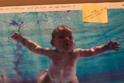 Мальчик с обложки альбома «Nevermind» подал в суд на Nirvana