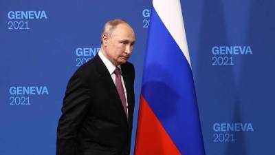 Путин поддержал идею ввести традицию поднимать в школах российский флаг