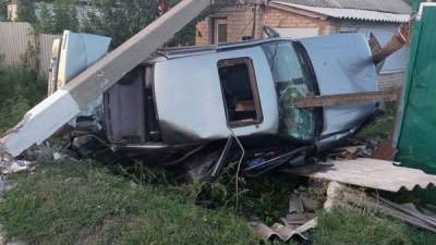 На Луганщине произошло ДТП: водитель врезался в электроопору и оставил без света 100 домов