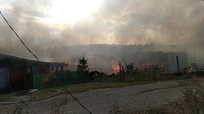 В Златоусте — большой пожар в частном секторе: тушат два дома