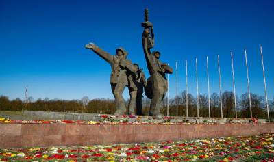 Дюков: призываем МИД РФ не допустить перенос могилы генерала Якунина