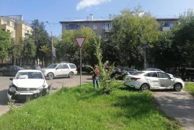 В Иванове в результате столкновения автомобиль вылетел на тротуар