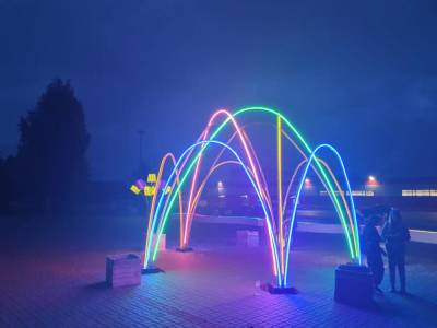 В Сланцах на улице Ленина появился разноцветный световой фонтан — фото