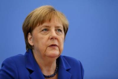 Меркель выступила за переговоры с талибами