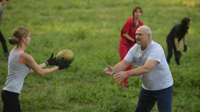 «Суперэлиту высеваю»: Лукашенко объяснил, зачем лично выращивает картофель и арбузы