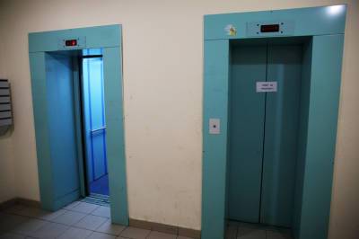 По всему Петербургу проводят замену лифтов