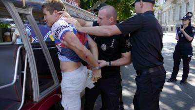 Полиция Одессы жестко скрутила американца за майку с надписью «Россия»