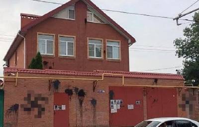 В Ростове мэрия через суд заставит владелицу частного дома стереть свастику с забора