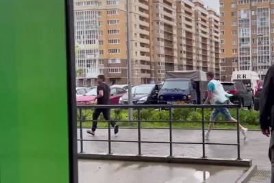 Видео: продавец «Пятерочки» силой отобрал продукцию у неторопливого вора в Янино - ivbg.ru - Украина - Санкт-Петербург