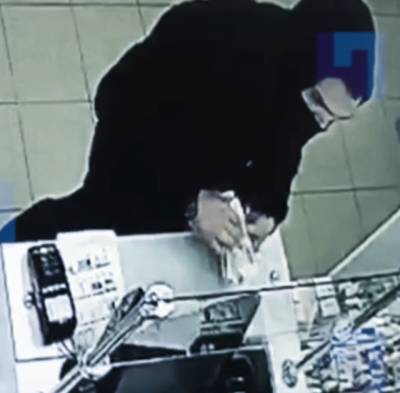 В Парголово грабитель, вооруженный ножом, ограбил аптеку на 2100 рублей — видео