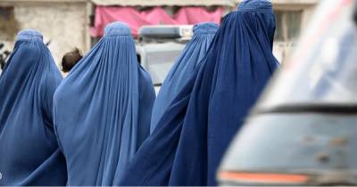 "Талибан" призывает женщин оставаться дома, пока боевиков "не научили уважать их" (фото)