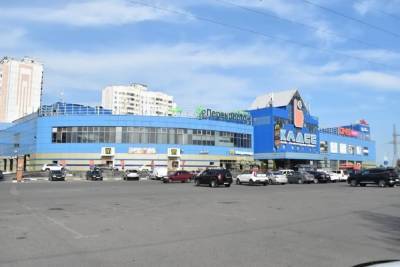 Стихийную парковку возле торгового центра в Серпухове ликвидируют