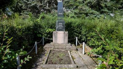 В Латвии демонтируют памятник советскому генералу Николаю Якунину