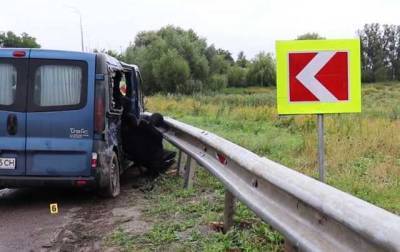В Ровенской области микроавтобус въехал в отбойник: погибли два человека