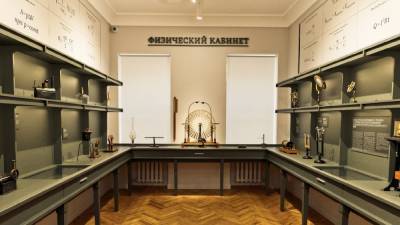 Редкие приборы XIX века появились в Музее просвещения Мининского университета