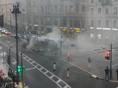 Видео: в Петербурге произошло возгорание в салоне троллейбуса. Внутри находились пассажиры