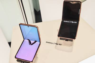 Поставки складных смартфонов Samsung сорвали