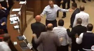 Охрана парламента Армении запретила журналистам снимать драку депутатов
