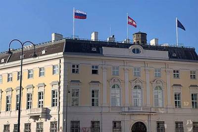 Над ведомством канцлера Австрии подняли флаг России