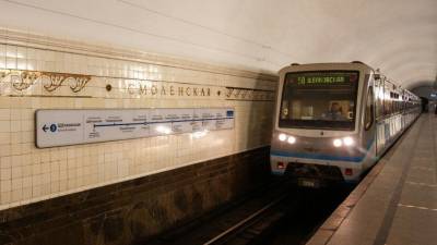 Москвичи спасли упавшего на рельсы в метро мужчину за секунды до прибытия поезда