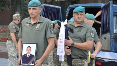 В Николаеве на коленях попрощались с воином, погибшим на Донбассе
