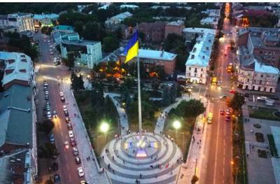 В Полтаве на новый флагшток вопреки проекту забыли установить герб Украины