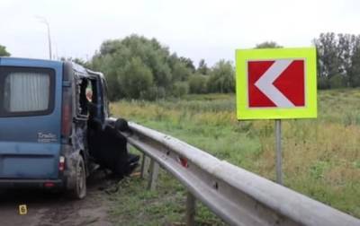В Ровенской области микроавтобус влетел в отбойник, двое погибших