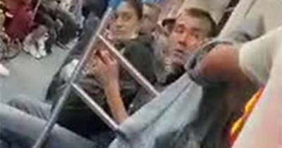 Приезжие устроили драку в вагоне московского метро и попали на видео