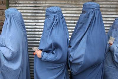 Талибы* запретили афганским женщинам выходить из дома «из соображений безопасности»