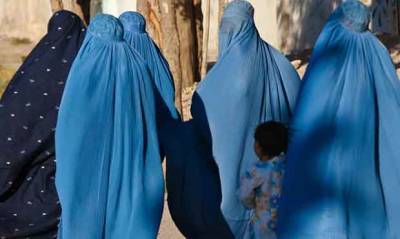 Талибы запретили женщинам выходить из дома. Даже на работу