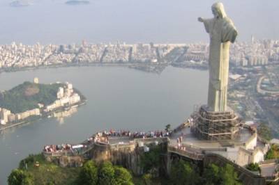 В Рио-де-Жанейро двое туристов забрались на статую Христа-Искупителя