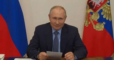 Владимир Путин поддержал идею поднимать флаги в школах России