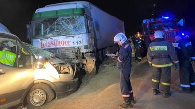Семь человек пострадали в ДТП с микроавтобусом и фурой в Новосибирске