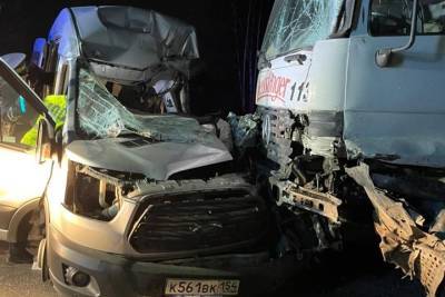 Автобус врезался в грузовик в Новосибирске. Пять человек пострадали