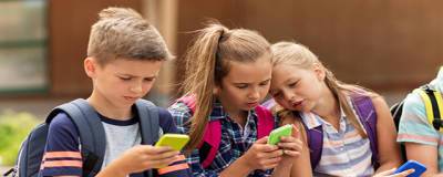 Ударопрочный смартфон с емкой батареей рекомендуют покупать школьникам специалисты Роскачества
