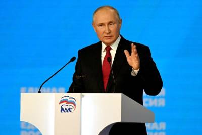 Путин допустил к госслужбе чиновников с двойным гражданством при «невозможности» отказаться от него