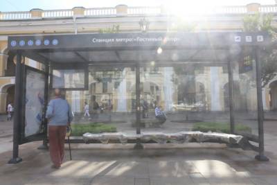 В Петербурге начали установку стеклянных остановочных павильонов