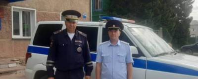 В Новосибирской области двое полицейских ночью нашли в лесу заблудившуюся женщину