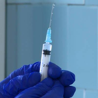 После двух доз вакцины от COVID-19 заболевают менее 1% привитых